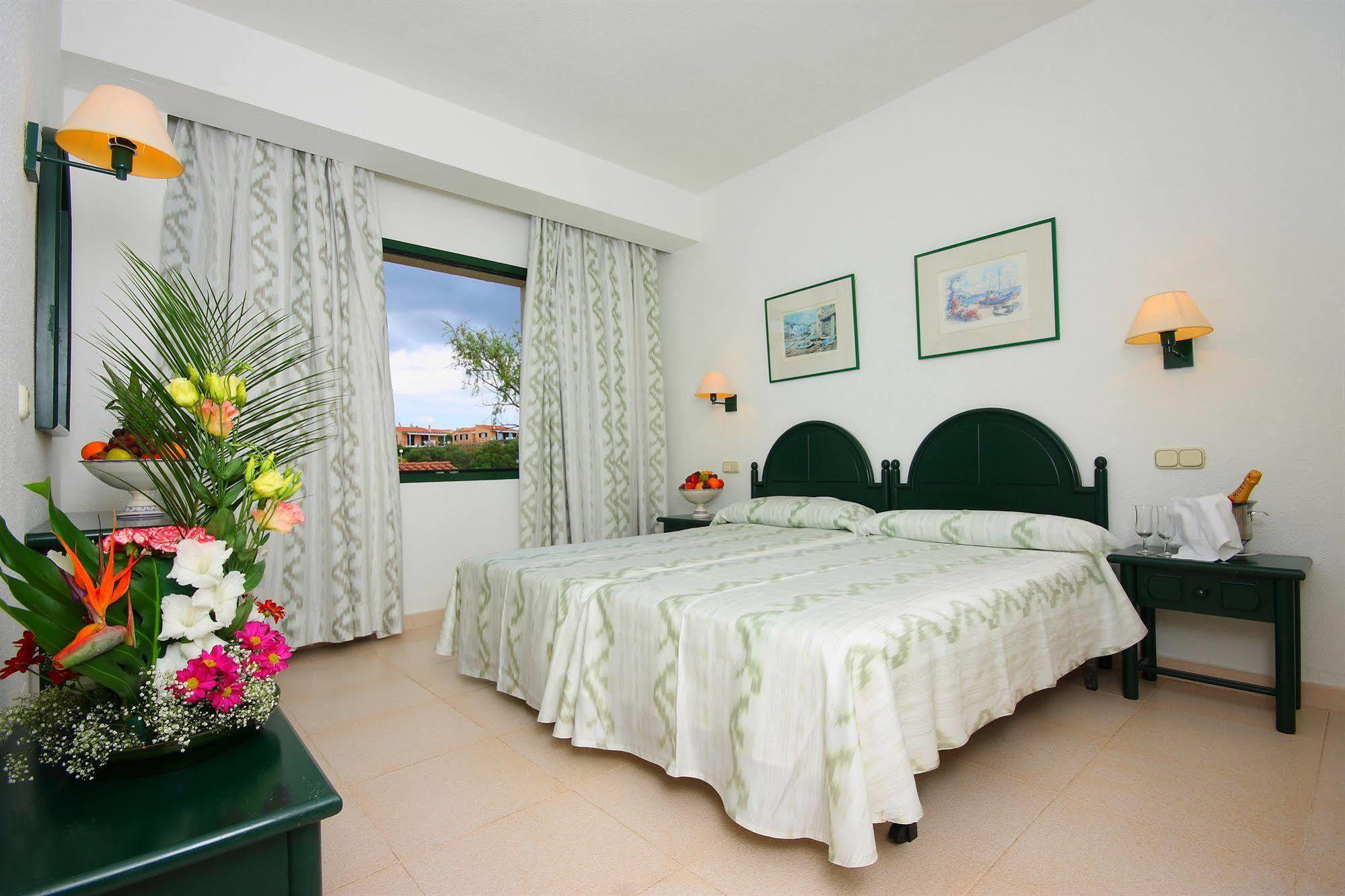 Son Bou Apartments Bagian luar foto