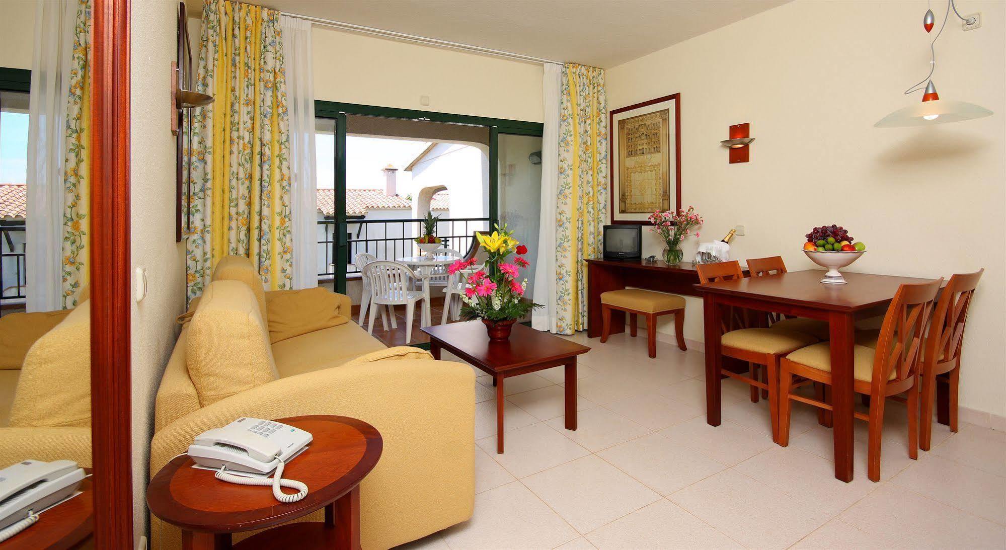 Son Bou Apartments Bagian luar foto