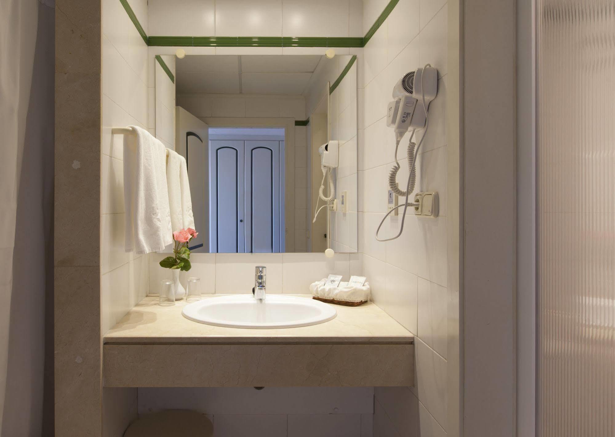Son Bou Apartments Bagian luar foto