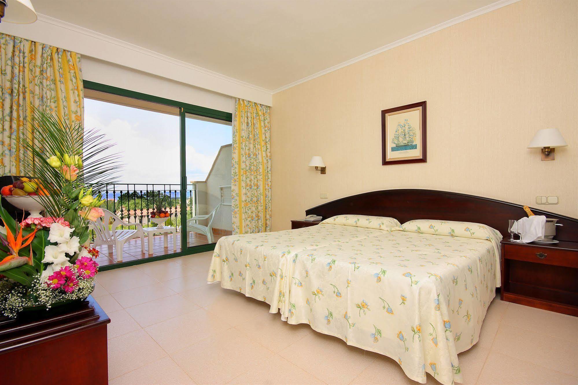Son Bou Apartments Bagian luar foto