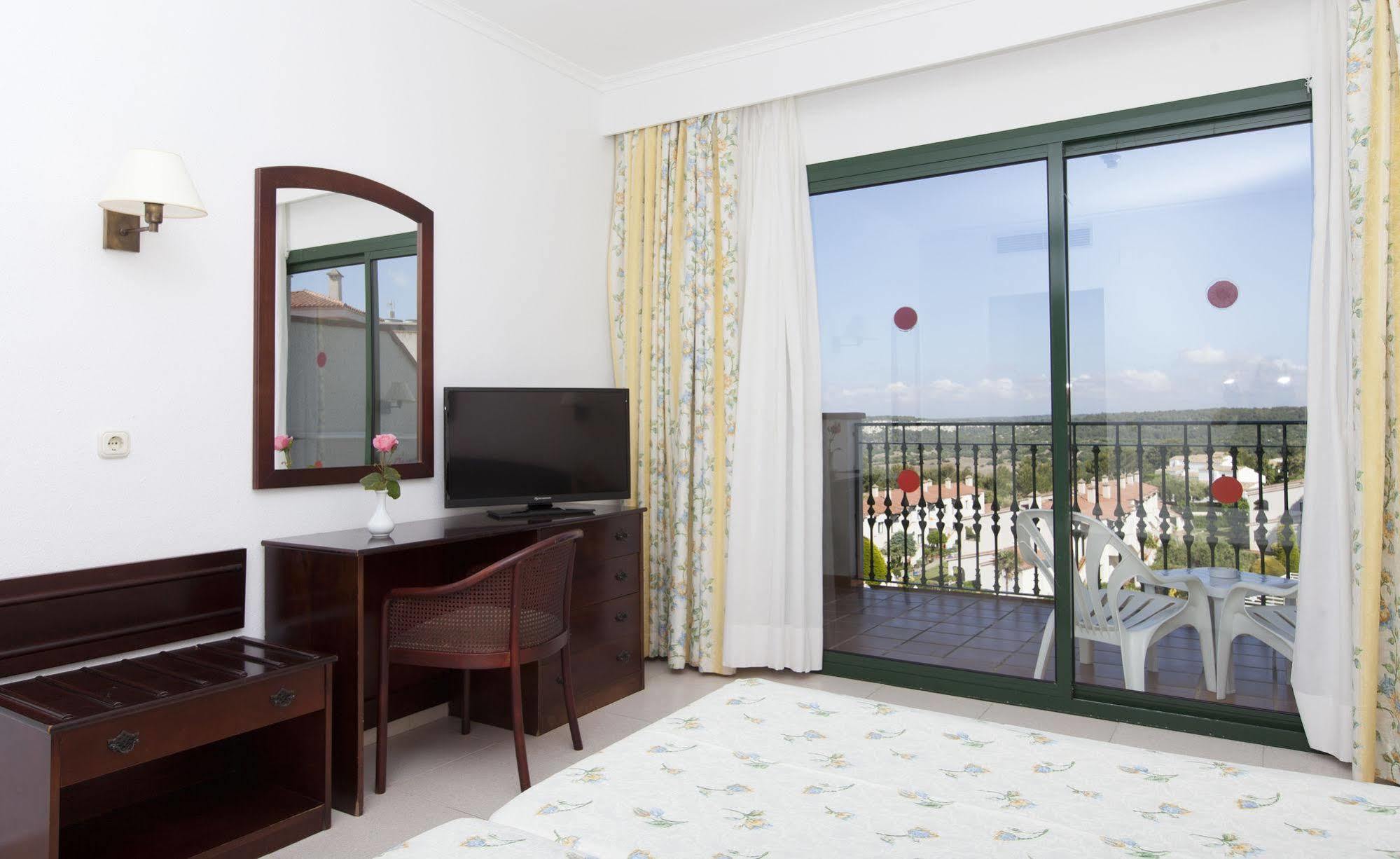 Son Bou Apartments Bagian luar foto