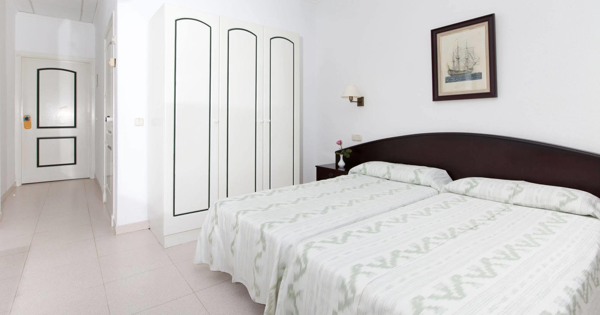 Son Bou Apartments Bagian luar foto
