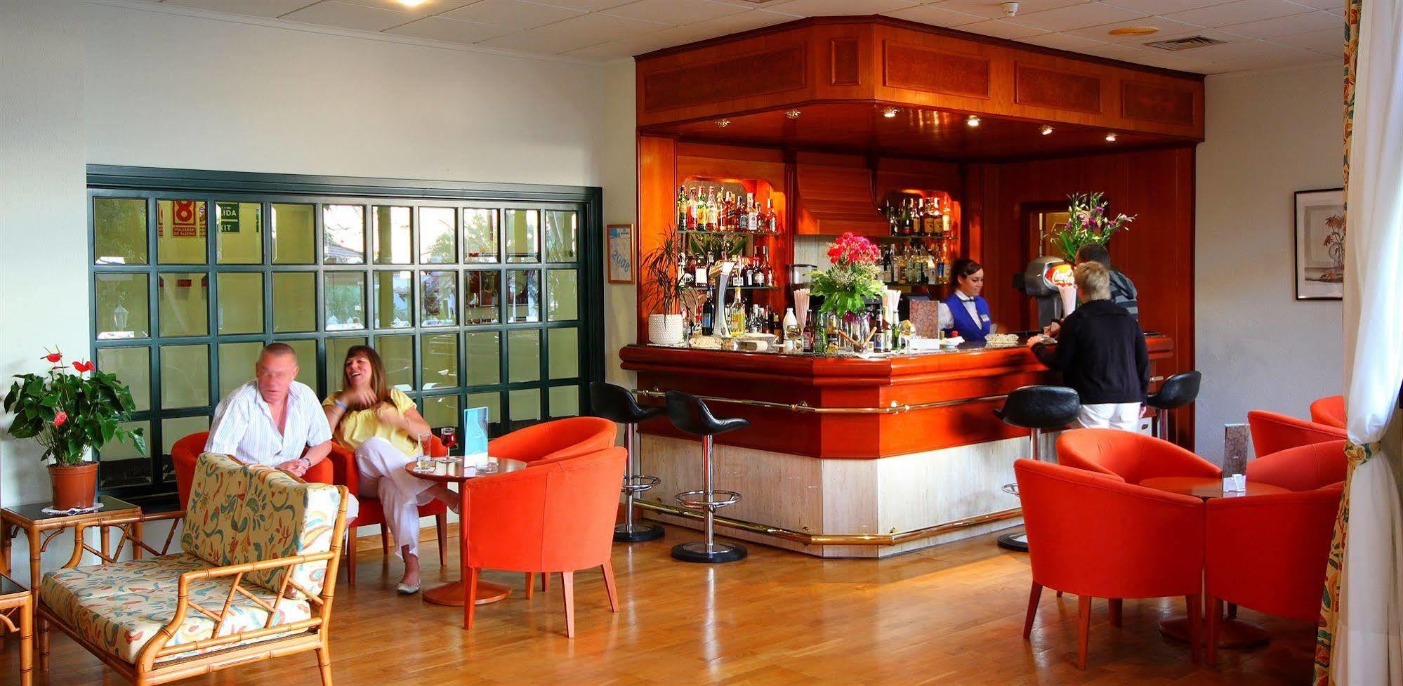 Son Bou Apartments Bagian luar foto
